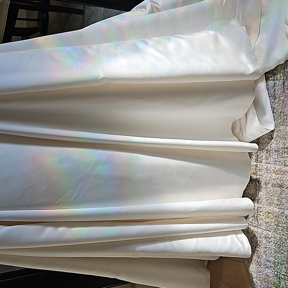 Size 4 ivory Satin trumpet wedding dresses with godet pleats, like new condition - Picture 15 of 16